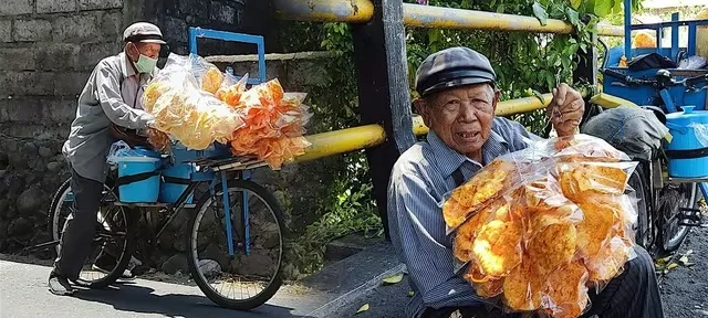 Kehidupan Kakek Penjual Kerupuk Ini Bikin Netizen Prihatin Sekaligus Terharu!